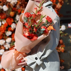 Букет "На закате дня" из гладиолусов, калл, гиперикума и диантусов в Москве