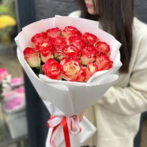 Букет из 15 Эквадорских роз "Малиновый рассвет" в Москве