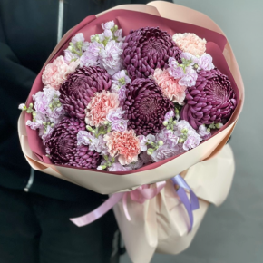 Букет "Софи" из хризантем Бигоуди, диантусов и ароматных маттиол в Москве