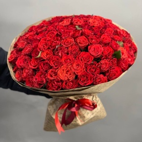 Букет 101 красная роза Эль Торо в крафте (40 см) в Москве