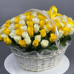 Композиция в корзине из 101 кенийской розы солнечный микс (40 см) в Москве
