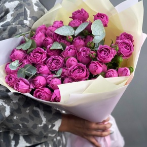 Букет "Малиновый бисквит" из кустовых и пионовидных роз и эвкалипта в Москве