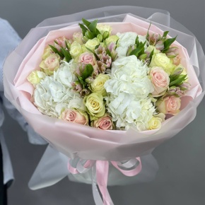 Букет "Поля" из роз, альстромерий и гортензии в Москве