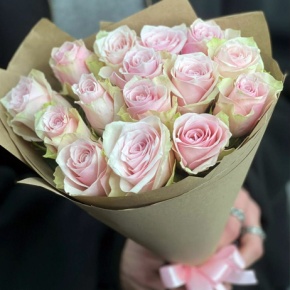 Букетик из 17 пастельных роз (40 см) в Москве
