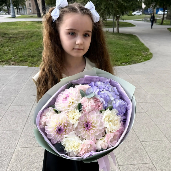 Букет на 1 сентября из сиреневой гортензии и георгин в Москве