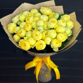 Букет из 13 кустовых лимонных пионовидных роз (60 см) в Москве