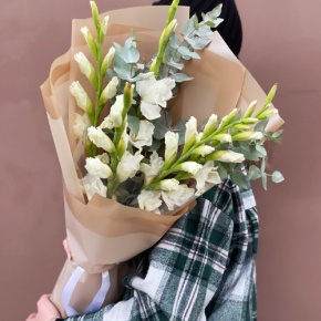 Букет из 5 белых гладиолусов и эвкалипта в Москве