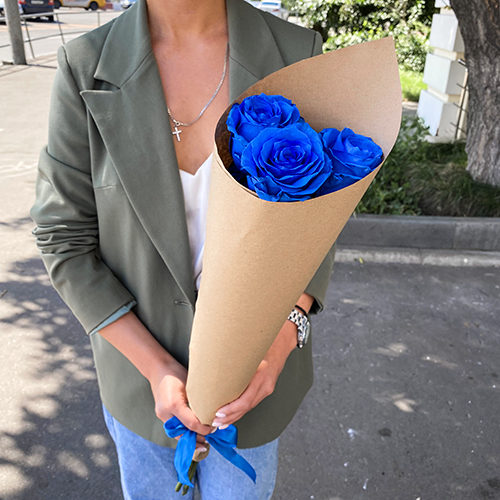 Купить букет 3 синие розы эквадор (60 см) в Москве - 1 074 руб. | Заказать  с доставкой на дом