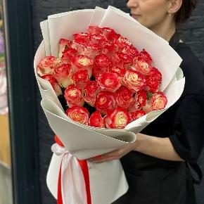 Букет " Клубничный коктейль" из 35 бело-красных роз в Москве