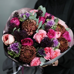 Букет "Дежавю" из пионовидных роз Эквадор, хризантем Бигоуди, брассики и скиммии в Москве