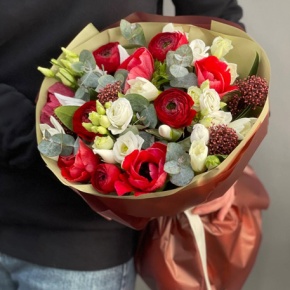 Букет "Горячий шоколад" из анемонов, ранункулюсов, эустом, нарциссов, ирисов и скиммии в Москве