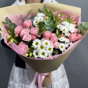 Букет "Лавина" из кустовых пионовидных роз Бомбастик, альстромерий и хризантем сантини в Москве