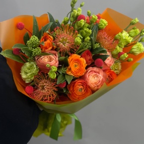 Букет "Караван" из ранункулюсов,скиммии, лейко, роз Эквадор Кахала и эустом в Москве