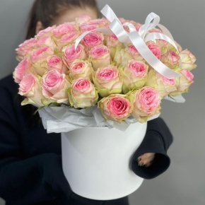 Композиция в шляпной коробке из 45 роз в Москве