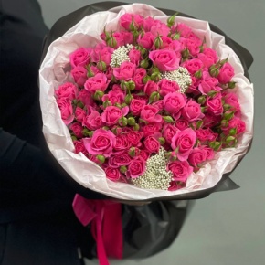 Букет из кустовых малиновых роз и озатамнуса (50 см) в Москве