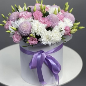 Композиция в шляпной коробке "Настенька" из хризантем Момоко, кустовых хризантем и эустом в Москве