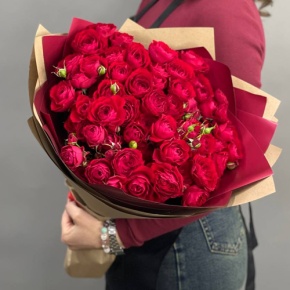 Букет из 19 красных пионовидных кустовых роз (50 см) в Москве