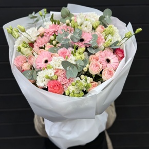 Букет "Ромео" из роз, эвкалипта, гербер, ароматных фрезий, озатамнуса, эустом и диантусов в Москве