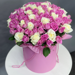 Композиция в шляпной коробке из 151 розы кения микс в Москве