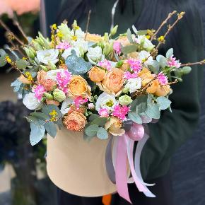 Весенняя композиция с кустовыми розами и форзицией в шляпной коробке в Москве