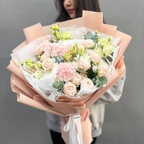 Нежный микс с пионовидными розами, эустомой и хризантемой в Москве