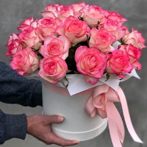 Композиция из 25 роз Джумилия в шляпной коробке в Москве