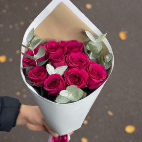 Букет из 9 малиновых роз с эвкалиптом (40 см) в Москве
