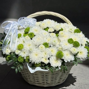 Композиция в корзине "Счастье в мелочах" из хризантем в Москве