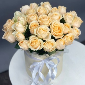 Композиция в шляпной коробке из 35 кремовых кенийских роз в Москве