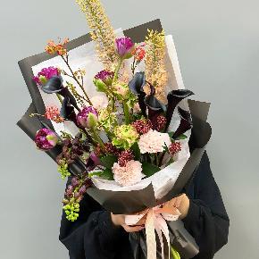 Авторский букет с ранункулюсами, каллами и эремурусом в Москве