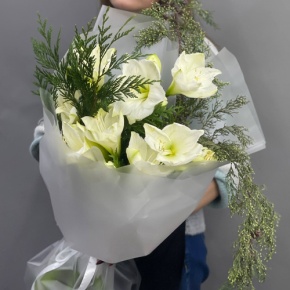 Букет "Путеводная звезда" из белых амариллисов и нобилиса в Москве