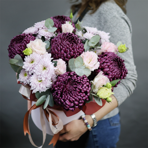 Композиция в шляпной коробке "Наденька" из хризантем Бигоуди, эустом и эвкалипта в Москве