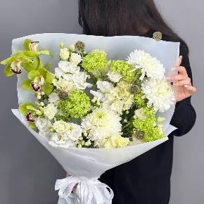 Букет "Мохито" с орхидеей, хризантемой, эустомой и вибурнумом в Москве