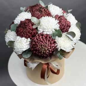 Композиция в шляпной коробке из 19 хризантем  в Москве