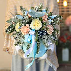 Зимняя композиция из нобилиса, роз и диантусов в Москве