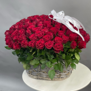 Композиция в корзине из 101 красной розы в Москве
