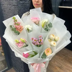 Трендовый букет " Цветочная азбука" в белой пленке в Москве