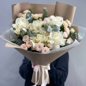 Букет "Ферерро" из кустовых роз, роз Эквадор Мондиаль и эвкалипта в Москве