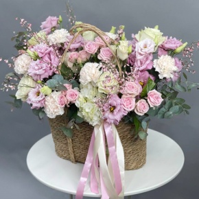 Композиция в сумке из эустом, роз Эквадор Мондиаль, диантусов, гортензии, генисты и кустовых роз в Москве