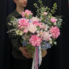 Композиция в плетеном кашпо "Миледи" с французскими розами, лилиями,орхидеями и гортензиями в Москве