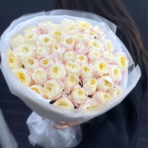 Букет из 45 пионовидных роз Эквадор Фатима (50 см) в Москве