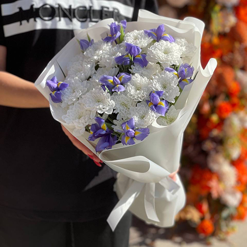 Букет из ирисов и хризантем в Москве Букет из ирисов и хризантем в Москве