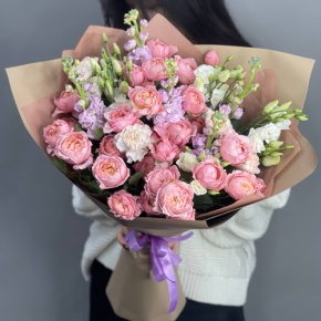 Букет "Лиана" из ароматных маттиол, пионовидных кустовых роз Джульетта, эустом и диантусов в Москве