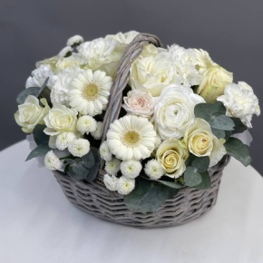Композиция в корзине диантусов, гербер, эвкалипта, хризантем Ньютон и роз кения в Москве