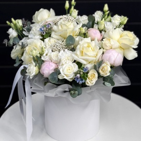 Композиция в шляпной коробке "Эмма" из пионов, белых роз, эустом, оксипеталума, диантусов и озатамнуса в Москве