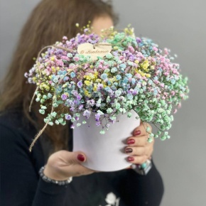 Композиция в шляпной коробке из радужных гипсофил с топпером в Москве