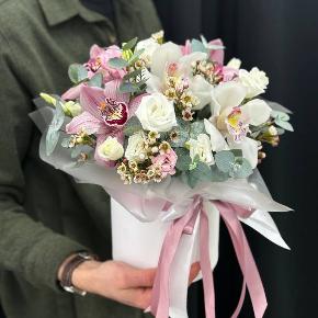 Композиция в коробке "Нежность чувств" с белыми орхидеями и эустомой в Москве