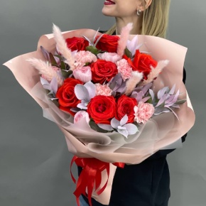 Букет "Мэгги" из роз Эквадор Нина, ранункулюсов, рускуса и диантусов в Москве