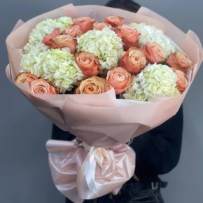 Букет из роз Эквадор Кахала и гортензии в Москве