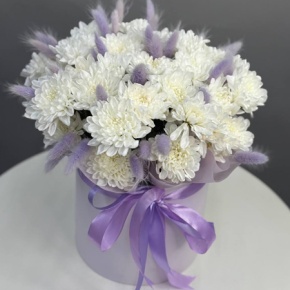 Композиция в шляпной коробке "Лавандовый зефир" из белых кустовых хризантем и лагуруса в Москве